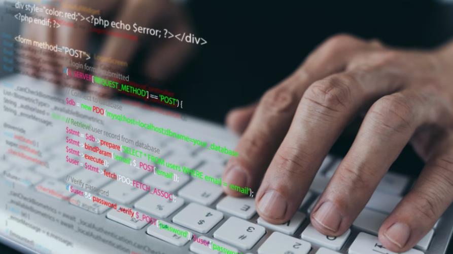 福州小程序定制开发公司视角下SQL与T-SQL的差异化应用解析